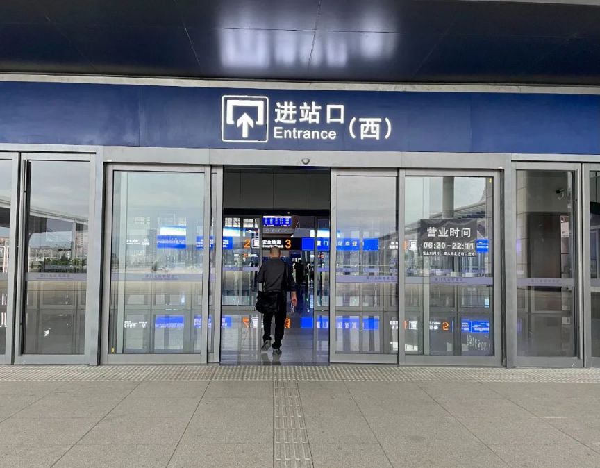 02,中转换乘旅客下车后,从1站台下车的旅客从1号检票口进候车室换乘.